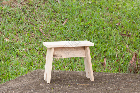 手工制作的木椅用原木制成图片