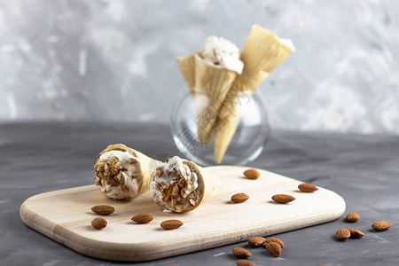 冰淇淋背景甜点的新鲜冰淇淋木板上的杏仁冰淇淋杏仁冰淇图片