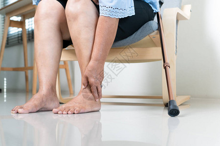 家中高龄妇女腿部痛高年级概念图片