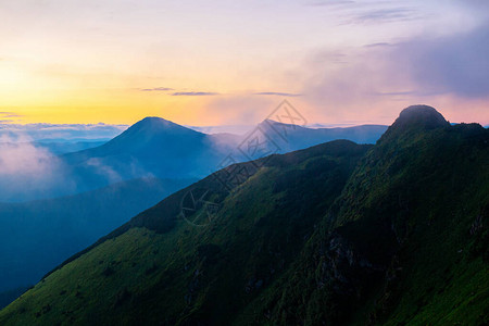 山上的日出风景多姿彩黎明时风景优美的野生自然全景图片