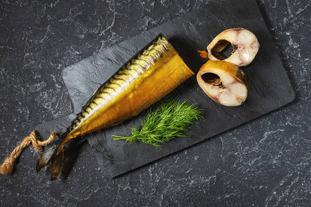 黑石桌上的熏鱼鲭或鲭鱼片顶视图图片