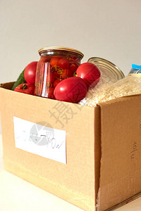 用于慈善捐赠的盒子和食物罐头食品意大利面腌西红柿蔬菜米饭食品配送或图片
