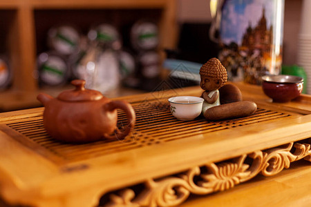 茶道的属茶道茶台板上的茶具为茶道做准备图片
