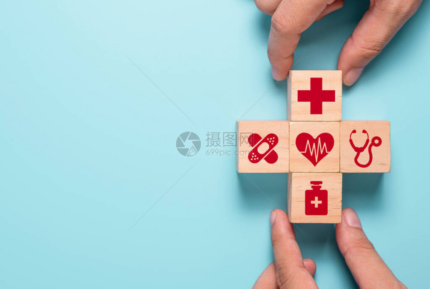 手把木制立方体的医疗保健和医院图标放在蓝色背景上医疗保图片