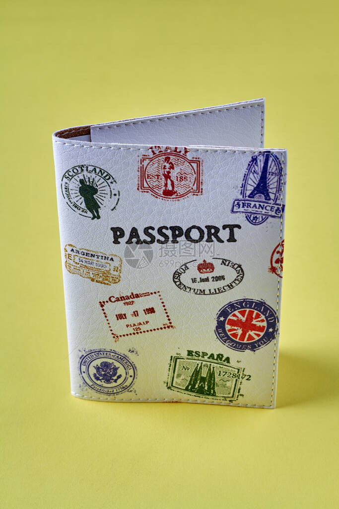 护照盖有时髦的邮票是黄色背图片