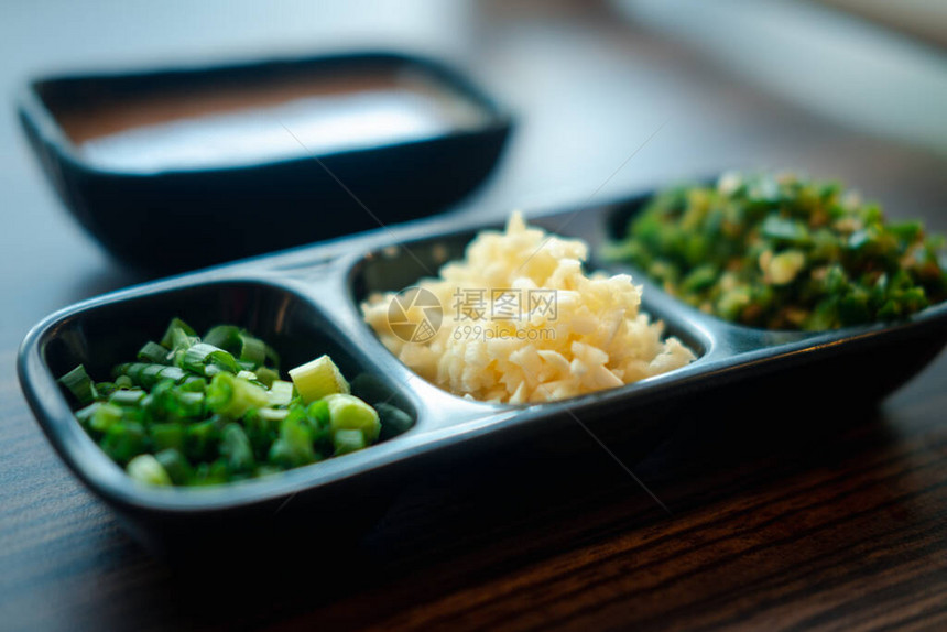 黑盘上的切片蔬菜大蒜冷冻和小牛肉图片