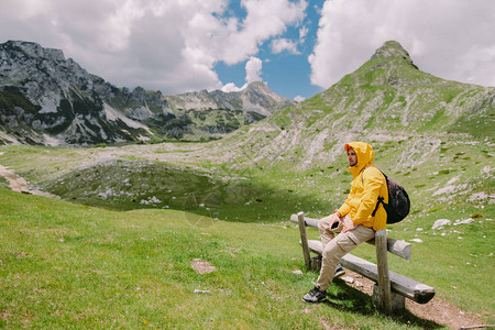 背包客在山上徒步旅行图片