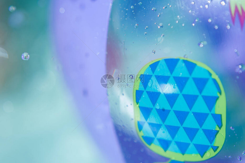 在游泳池玩的充气球水球的宏观摄影图片