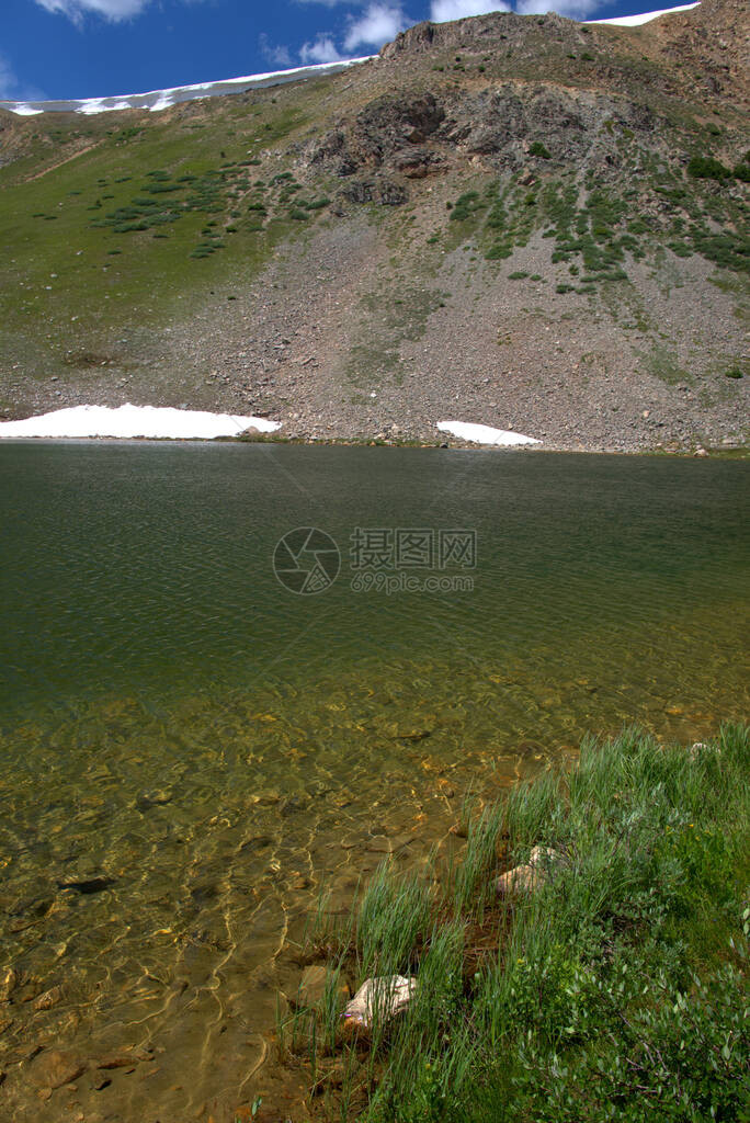 可以看到一个水晶清晰的山湖图片