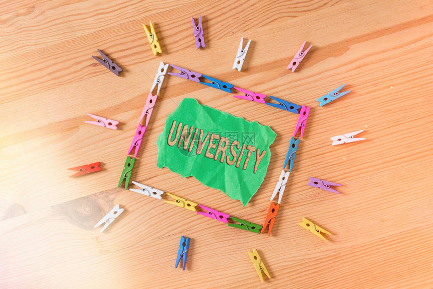 概念手写显示大学概念意义高等教育机构提供教学设施彩色皱纸木地板背景衣夹图片