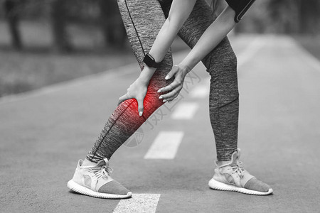 运动创伤小腿受伤的女慢跑者在晨跑时按摩腿部肌肉疼痛红痛点受外图片