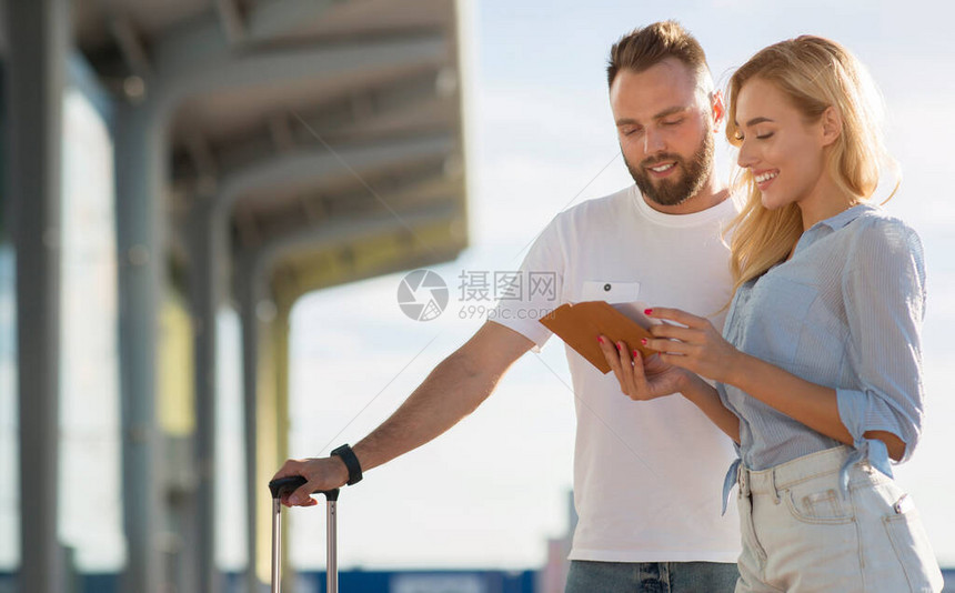 准备迎接三人旅行概念的好情侣拿着他们的护照和机票图片