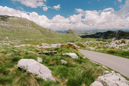 在山风景的高速公路美丽的风景全与松树山和风景视图黑图片