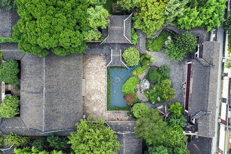 古代传统花园的空中飞图片