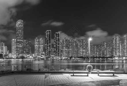 夜间香港城市海滨长廊和海港天际线图片