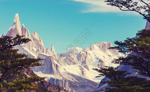 阿根廷巴塔哥尼亚山脉著名的美丽山峰CerroTorre南美图片