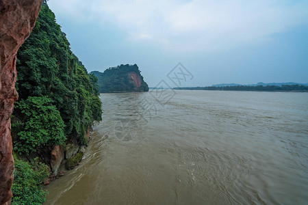 从四川省南部巨人布达附近的景色望中可以看出图片