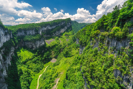 重庆武隆县龙水峡裂隙公园峡谷与喀斯特石背景图片