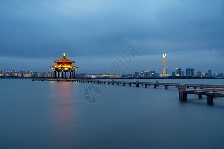 湖周围的城市风景照片图片