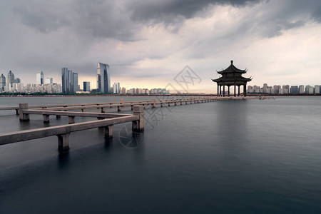 湖周围的城市风景照片图片