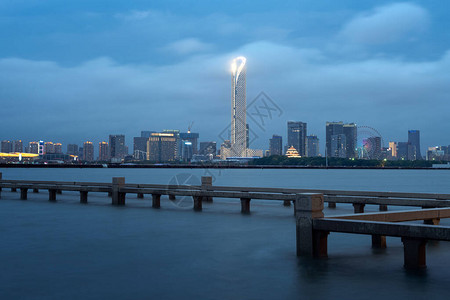 湖周围的城市风景照片图片