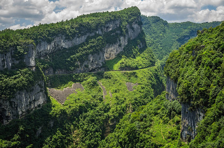 重庆武隆县龙水峡裂隙公园峡谷与喀斯特石背景图片