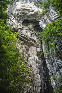 武隆公园长水夏裂缝山墙上的人眼鼻子和嘴以及面孔等悬崖边洞和裂缝图片