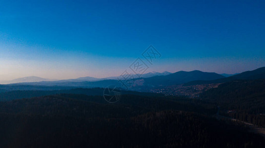 喀尔巴阡山脉景观松林针航拍图片