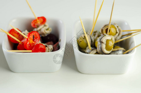 传统西班牙在白陶瓷碗海鲜中开胃菜的橄榄图片