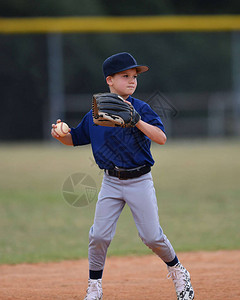英俊年轻棒球选手在棒球比赛中制作精彩剧图片