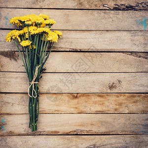 花束黄色花朵木本背景纹理的顶视图片