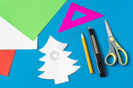 孩子用圣诞树做卡片原创儿童艺术项目DIY概念一步的照片说明步骤1准图片