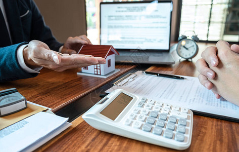 客户汇款购买房屋贷款并在签署合同后从代理处提供钥匙图片
