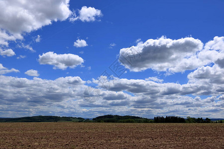 在地平线上空有云的农村和蓝天图片