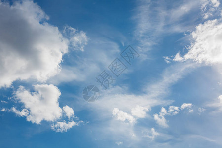 具有戏剧光线的风景云湛蓝的天空白云图片