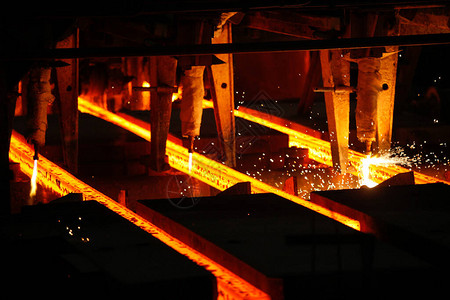 冶金厂裁火的钢板图片