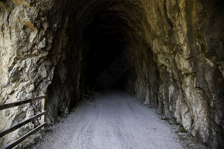 深岩隧道山上古洞图片