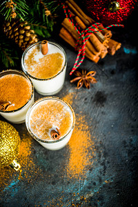 圣诞蛋酒利口酒饮料或可乐鸡尾酒图片