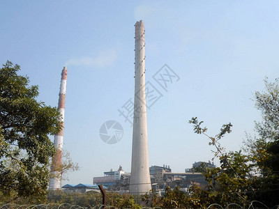 工厂烟囱工业烟囱高大工业厂烟囱在加尔各答西孟加拉邦印度南亚太恒河沿岸背景图片