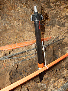 金属和光纤电缆的供水阀和线路沟渠承载着燃气水电污水和电图片