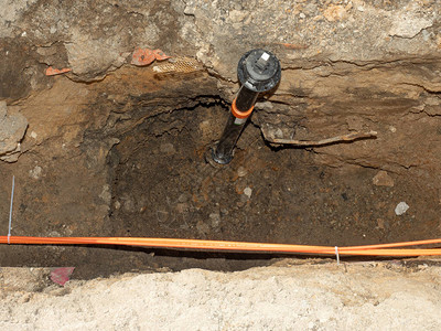 金属和光纤电缆的供水阀和线路沟渠承载着燃气水电污水和电图片