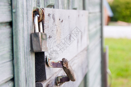 旧锁用于锁旧木门图片
