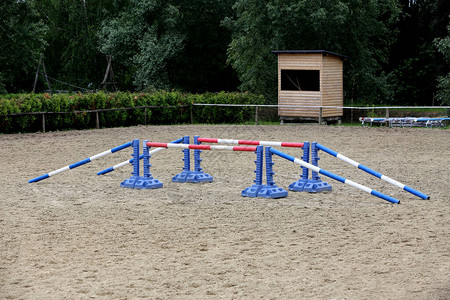 空训练场上的杆子图像马的木障碍作为背景马术障碍的彩色照片马图片