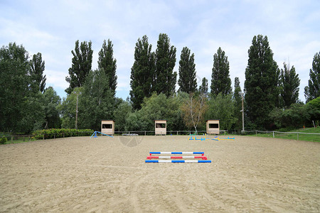 空训练场上的杆子图像马的木障碍作为背景马术障碍的彩色照片马图片