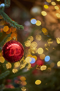 松树上的圣诞装饰球和玩具图片