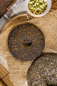 包装中的国传统普洱茶人晒茶从顶部的视图沉背景图片