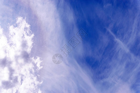 云层在天空背景纹理和气味的云层中发烟图片