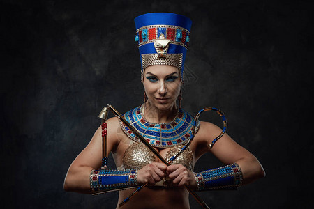 穿着传统蓝色和埃及服装的感女图片