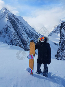 兴奋的滑雪板运动员与她的滑雪板合影图片