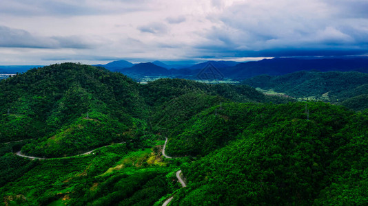 在亚洲有绿林的公路高山上空中观光或无人驾驶飞机拍摄图片